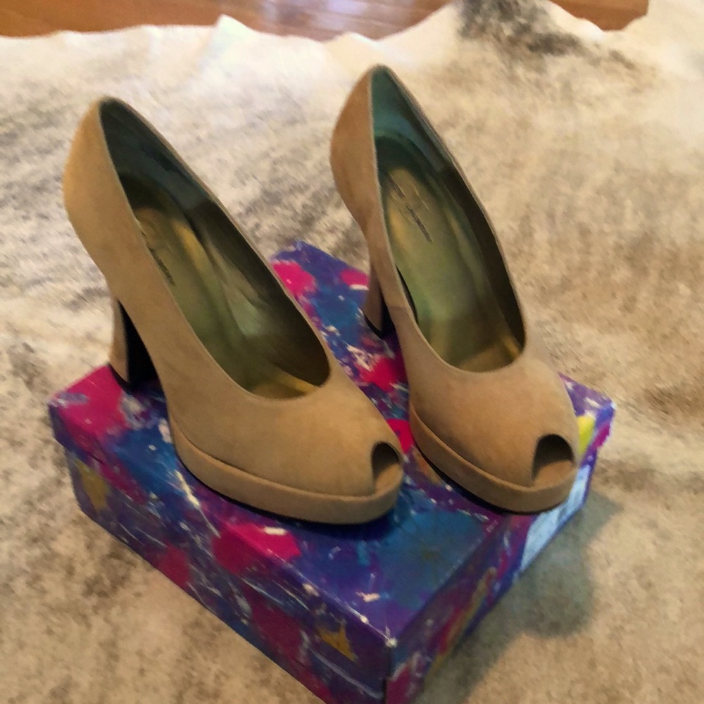 Chinese Laundry, Honor Comet, camel platform pumps, suede size 8 M.